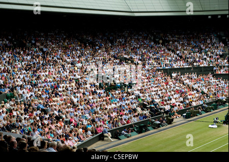 Vista generale del Centre Court folla durante il Uomini Singoli finale al 2011 Wimbledon Tennis Championships Foto Stock