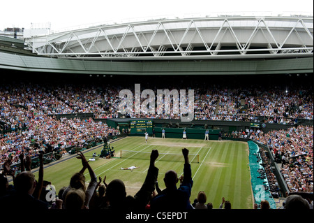Vista generale del Centro Corte al punto di corrispondenza durante gli Uomini Singoli Final al 2011 Wimbledon Tennis Championships Foto Stock