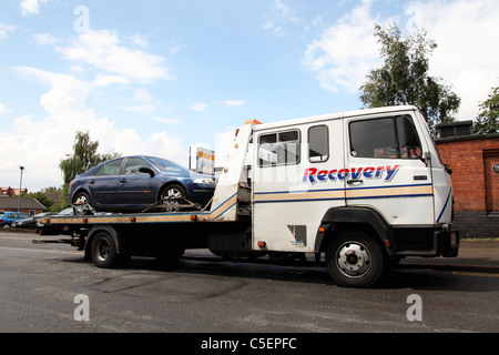 Un veicolo in un veicolo di recupero nel Regno Unito Foto Stock