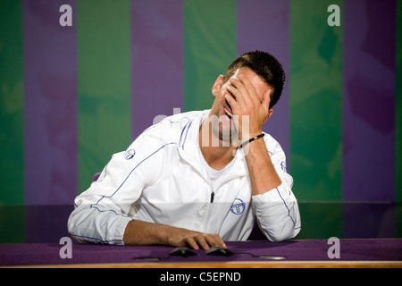 Novak Djokovic (SRB) parla ai media durante una conferenza stampa dopo la vittoria al 2011 Wimbledon Tennis Championships Foto Stock