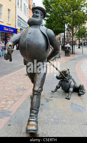 Statua disperata di Dan e Dawg (dall'Dandy comico) in City Square, Dundee, la pianura centrale, Scotland, Regno Unito Foto Stock