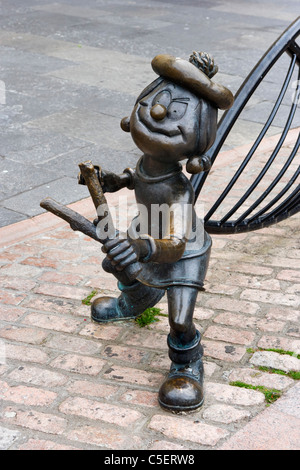 Statua di Minnie the Minx (dall'Beano comico) in City Square, Dundee, la pianura centrale, Scotland, Regno Unito Foto Stock