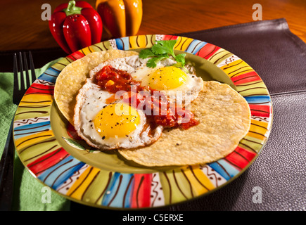 Questa è la mia parte soleggiata fino versione di una classica colazione messicana piatto. Foto Stock