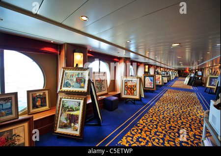 Dipinti in vendita in mostra nella galleria d'arte, Cunard Queen Mary Ocean Liner. Foto Stock