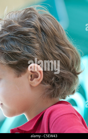 Profilo di un giovane ragazzo in esterno Foto Stock