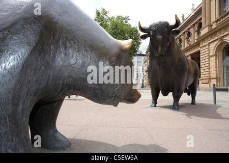Bull e bear statue fuori borsa di Francoforte, Germania Foto Stock