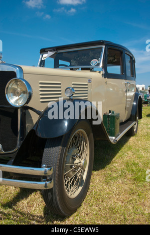 Un Pratts benzina, il carburante può essere sulla scheda in esecuzione di un'auto d'epoca. Foto Stock