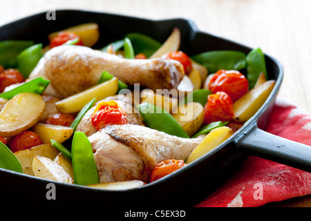 Cosce di pollo disossate, patate e fagiolini Foto Stock