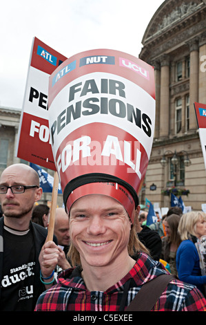 Un uomo con un poster sulla sua testa su un insegnamento generale sciopero in Birmingham 2011 Foto Stock