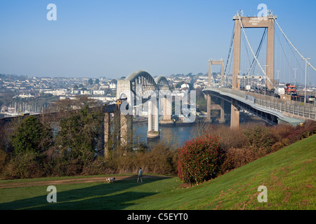 Royal Albert Bridge (ferrovia) e Tamar Bridge (strada) che attraversano da Devon in Cornovaglia, Plymouth, Devon, Inghilterra, Regno Unito Foto Stock