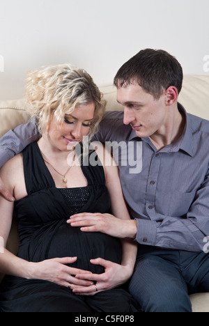 Toccare uomo donna incinta il ventre Foto Stock