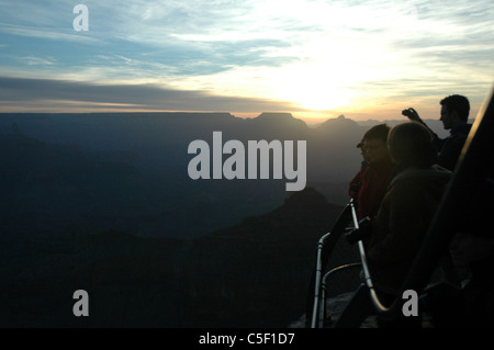 I turisti a Yavapai Point jockey per posizione per scattare foto durante il sunrise presso il Parco Nazionale del Grand Canyon. Foto Stock