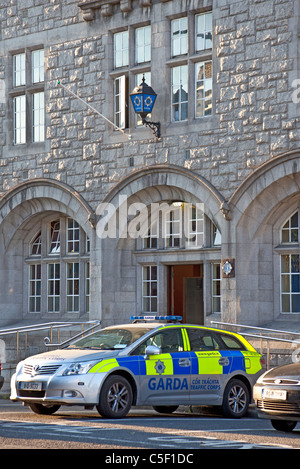 Il traffico di Garda corps (Garda Cór Tráchta) car e lampada al di fuori di una stazione di Garda nel centro di Dublin, Repubblica di Irlanda Foto Stock