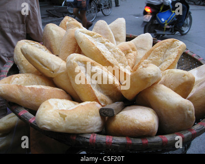 Pane francese per le vendite nel vecchio quartiere Hanoi Foto Stock