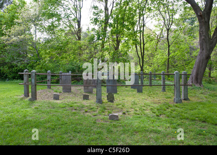 Il cortile di una vecchia chiesa in Wickford, Rhode Island contiene una tomba recintato sito. Foto Stock