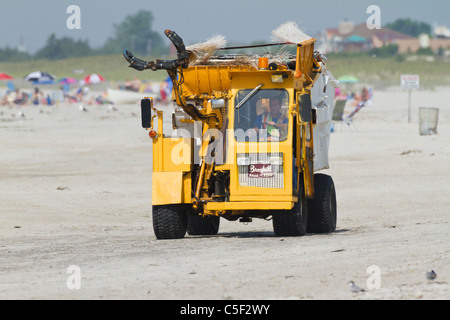 Raccolta di rifiuti carrello lavoro la spiaggia Foto Stock