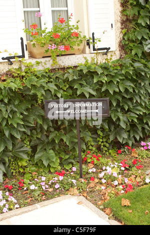 Segno di benvenuto al di fuori della reception e centro informazioni turistiche Oise Aisne Cimitero Americano vicino a Chateau Thierry Francia Foto Stock