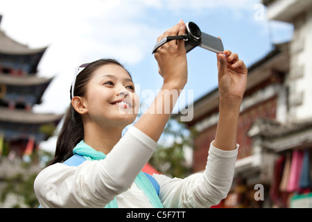 Giovane donna esplorare Dali con ingresso DV Foto Stock