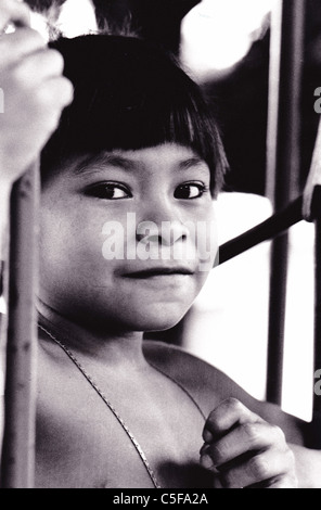 Il Brasile. Yanomani nativo bambino nella regione amazzonica, stato di Roraima Foto Stock