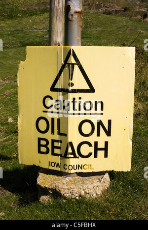 Il simbolo di attenzione attenzione di olio su una spiaggia di Isola di Wight consiglio. Foto Stock