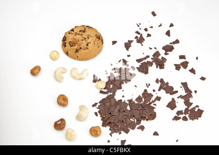 Un chocolate chip cookie su uno sfondo bianco con scaglie di cioccolato e noci Foto Stock