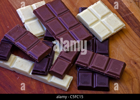 Diversi pezzi di cioccolato nel gusto di latte intero, il cioccolato bianco e cioccolato fondente Foto Stock