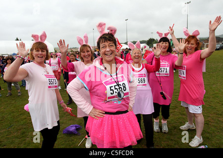 Le donne nella foto di prendere parte ad una gara per la vita evento in Eastbourne, East Sussex, Regno Unito. Foto Stock