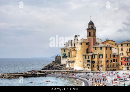 Passeggiata sulla Spiaggia di Camogli, con vedute della chiesa Foto Stock