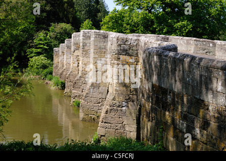 Antico ponte in pietra a Stopham vicino a Pulborough. West Sussex. Inghilterra Foto Stock