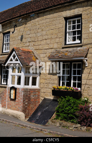 Il White Hart Public House a Stopham. Vicino a Pulborough. West Sussex. In Inghilterra. Foto Stock