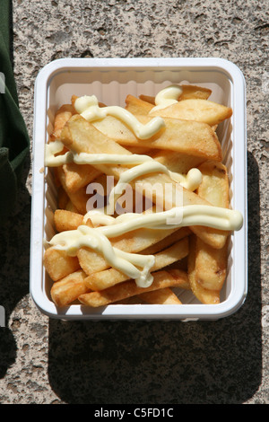 Chip con la maionese in un vassoio Foto Stock