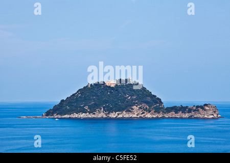 Vista dell'isola Gallinara, che è una riserva naturale di mare gabbiani Foto Stock