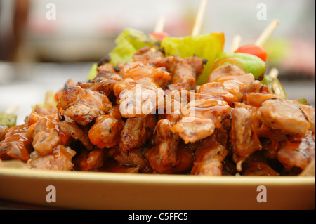 Cucina thailandese barbecue spiedini di pollo al mercato del fine settimana di Chatuchak a Bangkok, in Thailandia Foto Stock