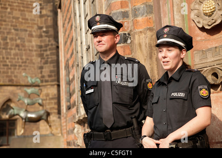 Polizia presso il monumento con la città di Brema musicisti, libera città anseatica di Brema, Germania, Europa Foto Stock