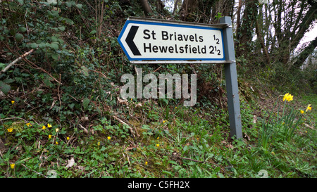 St Briavels e Hewelsfield paese direzione segno in primavera nella foresta di Dean Gloucestershire Inghilterra UK KATHY DEWITT Foto Stock