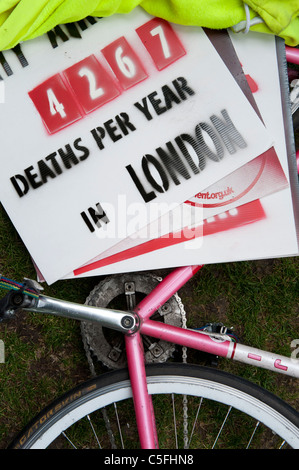 Clima membri Rush protesta contro il 4000 decessi causati dalla scarsa qualità dell'aria a Londra ogni anno dalla chiusura del Euston Road Foto Stock