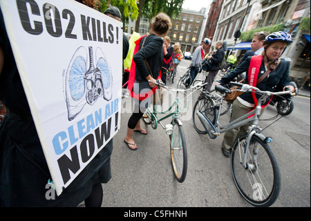 Clima membri Rush protesta contro il 4000 decessi causati dalla scarsa qualità dell'aria a Londra ogni anno dalla chiusura del Euston Road Foto Stock