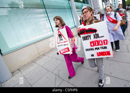 Clima membri Rush protesta contro il 4000 decessi causati dalla scarsa qualità dell'aria a Londra ogni anno dalla chiusura del Euston Road Foto Stock