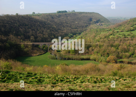 Vista Ovest attraverso la testa di Upperdale in Monsal Dale nel Derbyshire Inghilterra e Headstone viadotto Foto Stock