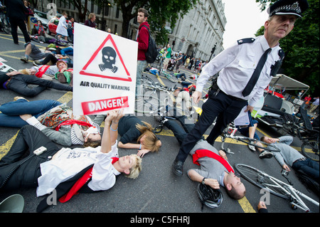 Clima membri Rush protesta contro il 4000 decessi causati dalla scarsa qualità dell'aria a Londra ogni anno dalla chiusura del Euston Road Foto Stock