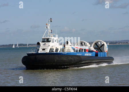 Il passeggero hovercraft 'Isola Express' azionato da Hovertravel Ltd. arrivando a Ryde hovercraft terminale. Foto Stock