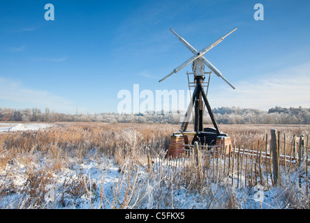 Aprire Clayrack incorniciato scheletro mulino di drenaggio su un giorno inverni a come Hill su Norfolk Broads. Foto Stock