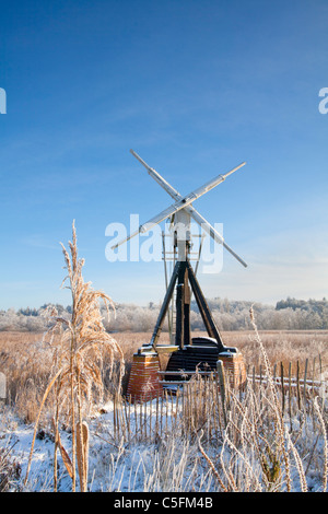 Aprire Clayrack incorniciato scheletro mulino di drenaggio su un giorno inverni a come Hill su Norfolk Broads. Foto Stock