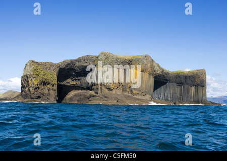 Staffa. McKinnon l'Grotta sulla sinistra, ingresso alla grotta in barca sulla destra. La Scozia, Regno Unito. Foto Stock