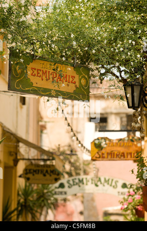 Indicazioni per ristoranti la lettiera piuttosto vicoli di Chania. Creta, Grecia. Foto Stock