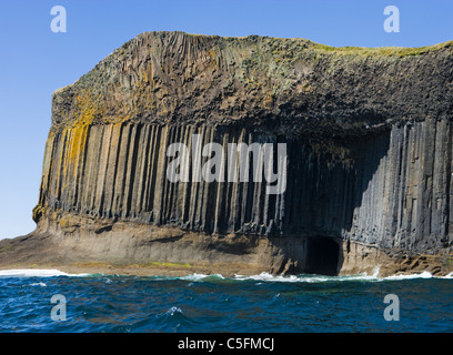 Grotta di barca e colonne di basalto sulla staffa, Argyll, Scotland, Regno Unito. Foto Stock