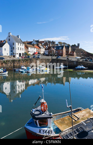 Barche di pescatori locali nel porto del pittoresco villaggio di Crail, East Neuk, Fife, Scozia, Regno Unito Foto Stock