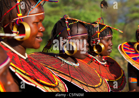 Pokot persone facendo danze tradizionali. Essi vivono in Occidente e Baringo distretti del Kenya. Foto Stock