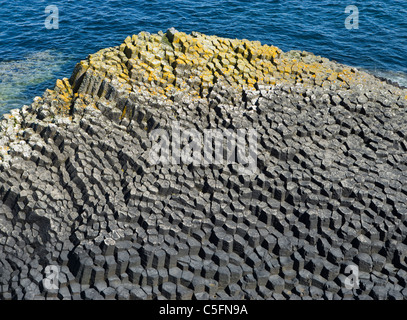 Staffa. Colonne di basalto sul piccolo isolotto Am Buachaille. Argyll, Scotland, Regno Unito. Foto Stock