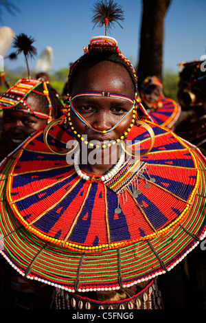 Pokot persone facendo danze tradizionali. Essi vivono in Occidente e Baringo distretti del Kenya. Foto Stock